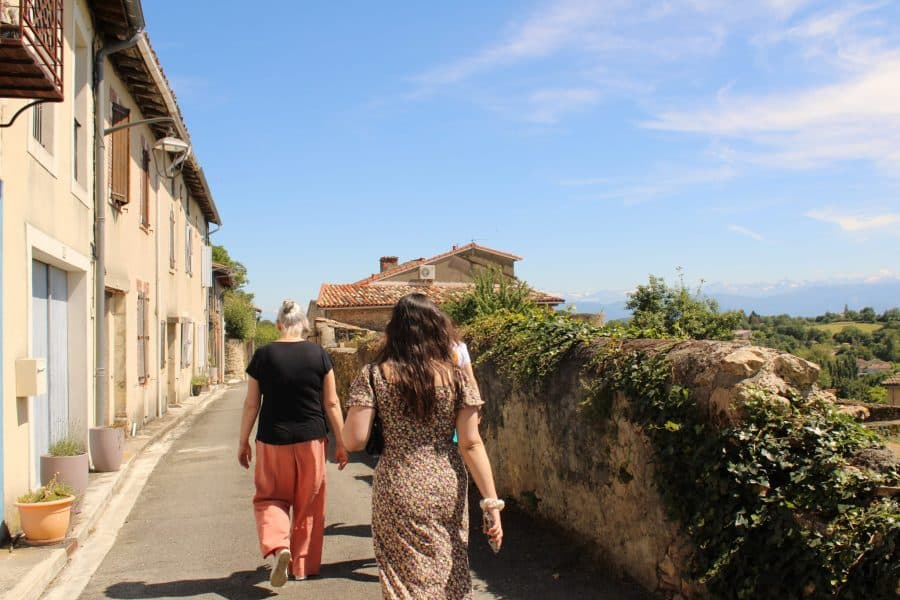 Visite guidée Aurignac rue principale rempart ©OTI