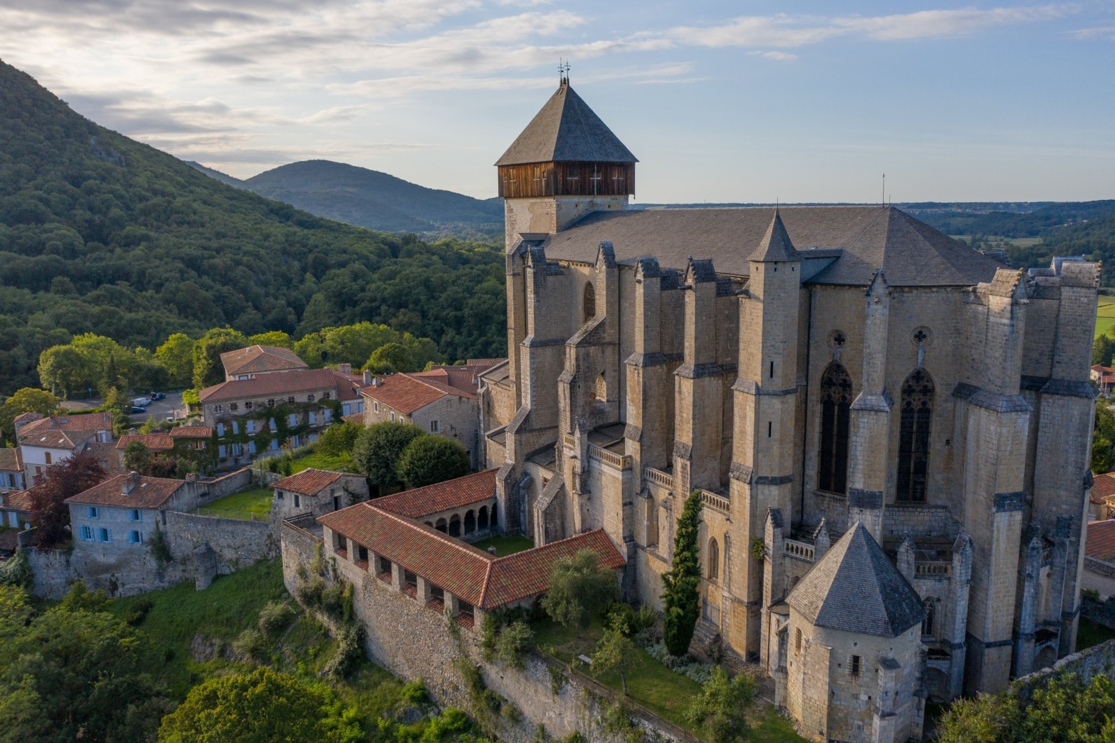 Comminges in the Middle Ages Sainte-Marie Cathedral Saint-Bertrand-de-Comminges