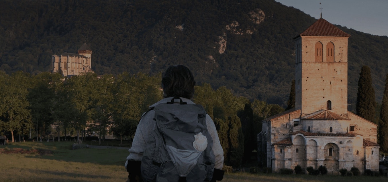 Vue de Saint-Bertand de Comminges depuis Saint-Just de Valcabrère avec dos d'un pèlerin de Compostelle