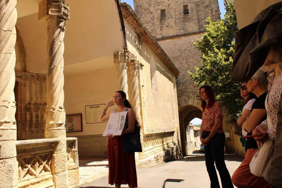 Groupe lors d'une visite guidée du village d'Aurignac, église Saint-Pierre aux liens